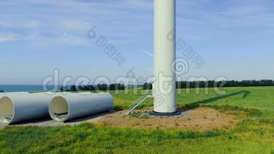 有风力涡轮机的大片绿野和附近的一些部件